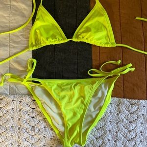 Neon yellow bikini 💋
